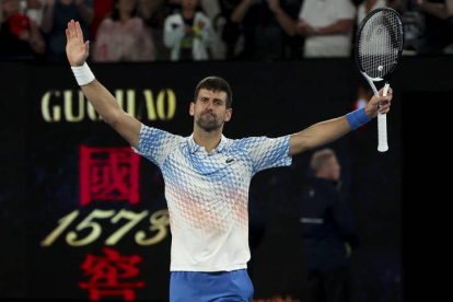 Novak Djokovic celebra su triunfo frente al ruso Rublev en los cuartos de final del Abierto de Australia. ISMAIL