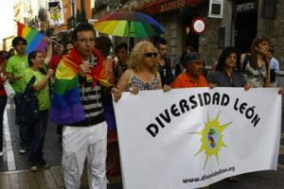 La comunidad lésbica, gay, transexual y bisexual recorrió el centro de León para pedir medidas educa