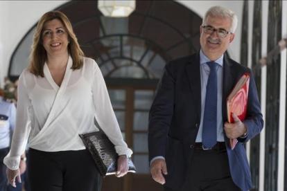 La presidenta andaluza, Susana Díaz, llega a la comisión de investigación del 'caso ERE' junto a su vicepresidente, Manuel Jiménez Barrios.