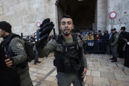Un policía israelí controla una de las puertas de acceso de Jerusalén, en alerta máxima.