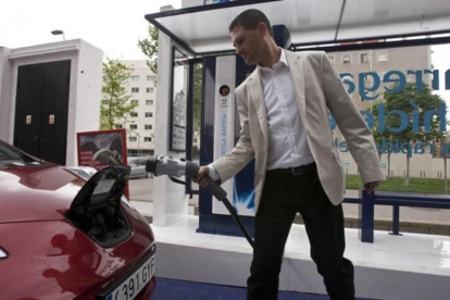Un conductor carga su coche eléctrico en un punto de recarga de Barcelona.