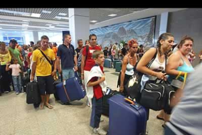 Decenas de turistas han decidido abandonar Sharm El Sheij tras los atentados.