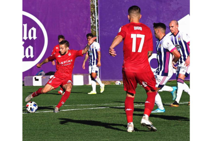 La imagen muestra como el culturalista Pipo adelanta a su equipo en el marcador en el campo anexo al Nuevo José Zorrilla. MARTA GEA