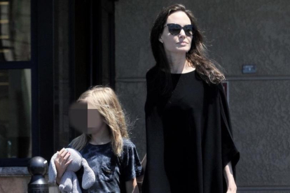 La actriz Angelina Jolie junto a su hija Vivienne en Los Ángeles el pasado martes 4 de julio.