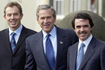 De izquierda a derecha: Blair, Bush y Aznar, en el aeropuerto de la isla de Terceira, en las Azores, antes de la cumbre, el 16 de marzo del 2003.