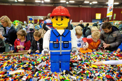 Un grupo de niños eligen juguetes de construcción Lego en unos grandes almacenes. EFE