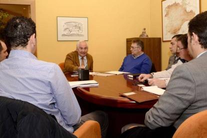 El delegado de la Junta, Guillermo García, en la reunión con empresarios leoneses