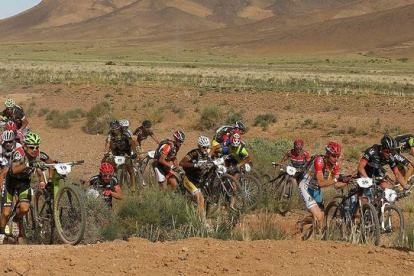 Un grupo de ciclistas, durante la segunda etapa de la Titan Desert 2015.