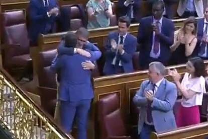 El abrazo de Pedro Sánchez a Patxi López, ayer en el Debate. TV