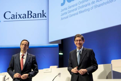 José Ignacio Goirigolzarri y Gonzalo Gortázar ayer, en la junta general de Caixabank. BIEL ALIÑO