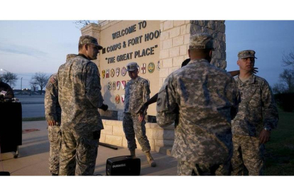 Un grupo de militares espera noticias a las puertas de la base de Fort Hood, este miércoles.