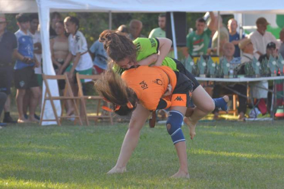 Isabel Justel contra Beatriz Riaño en el corro de ayer en Valdefresno. ÁLVARO QUIÑONES