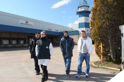 Parte de los trabajadores afectados por el ERE tras recoger ayer su carta de despido.