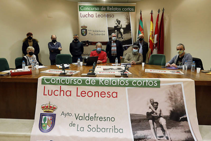 El Ayuntamiento de Valdefresno acogió el fallo del concurso de relatos de lucha leonesa. MARCIANO PÉREZ