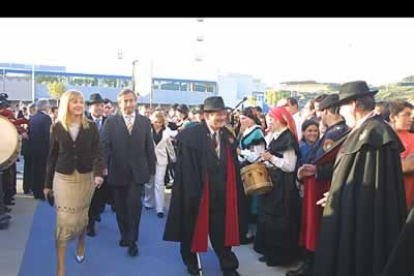 El delegado de la Junta en León y miembro de la Real Cofradía del Botillo del Bierzo, Manuel Álvarez, acudió al acto con el traje de la cofradía. Su entrada estuvo acompañada por la actuación de una banda de gaitas.