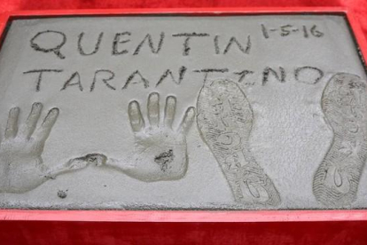 La placa con las huellas de Tarantino. La suela del zapato lleva inscrita la expresión 'Fuck u' (en castellano, que os jodan).