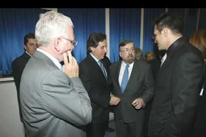 El director general de cadena Ser, Daniel Gavela dialoga con Iñaki Gabilondo, con el popular Narciso Ibáñez Serrador «Chicho» y Luis Roderas, que fue el encargado de entregar el galardón a su propio jefe.