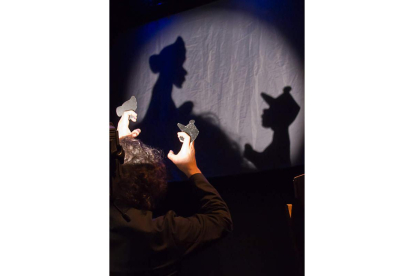 Unas de las actuaciones del teatro de sombras que organiza el conjunto andaluz A la Sombrita.