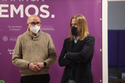 El coordinador autonómico de Podemos Castilla y León, Pablo Fernández, conversa con José Vicente Delgado, número uno por Salamanca para las autonómicas, EFE