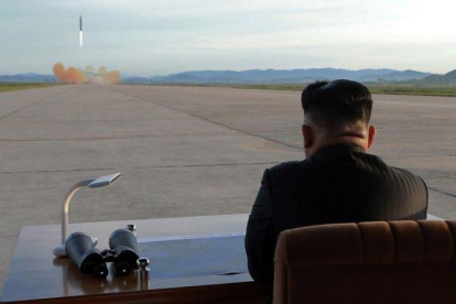El líder norcoreano, Kim Jong-un, observa el lanzamiento de un misil el pasado mes de septiembre.