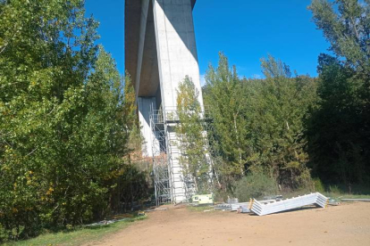 Andamiaje en la base de una de las pilas del viaducto de Huergas, en Nocedo de Gordón. DL