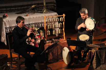 Dos miembros de Eloqventia, en el transcurso de un concierto en el Pirineo de Huesca. DL