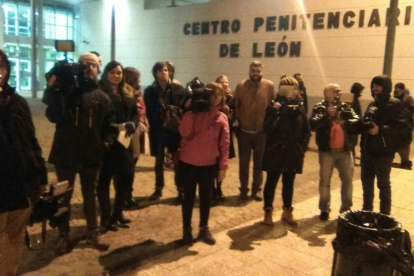 Periodistas aguardan la llegada de la policía local en la prisión de Villahierro.