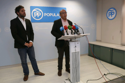 Vélez y Castañón comparecen sobre el pacto en la Diputación de León. FERNANDO OTERO