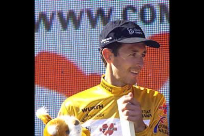 <b>Roberto Heras</b>, se enfunda el maillot amarillo por segundo día consecutivo, tras finalizar la décimo tercera etapa, con un recorrido de 172,4 kilómetros entre las localidades de El Ejido y Málaga.