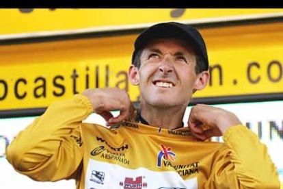 <b>Roberto Heras</b> mantiene su jersey de oro, en la decimosexta etapa. En una jornada de transición que se disputó bajo el intenso sol extremeño, entre Olivanza y Cáceres, de 190 kilómetros.