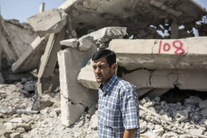 Abdullah Kurdi, el padre de Aylan Kurdi, ante las casas derruidas de sus vecinos, en Kobani.