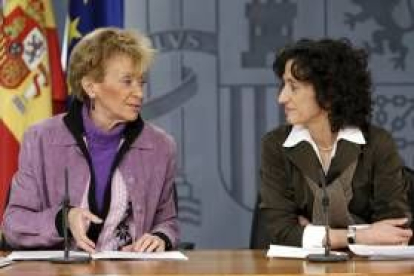 María Teresa Fernández de la Vega y Mercedes Cabrera, en la rueda de prensa del Consejo de Ministros
