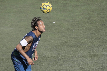 Neymar participó ayer en un torneo de fútbol aficionado. MOREIRA