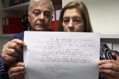 Los padres de Diego González, Manuel y Carmen, muestran una copia de parte de la carta de despedida de su hijo.