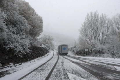 Una de las carreteras de la provincia afectadas por el temporal de nieve. JESÚS F. SALVADORES
