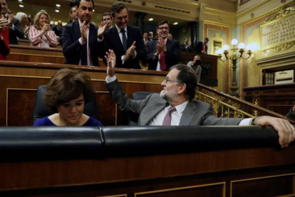 Rajoy y la vicepresidenta Soraya Sáez de Santamaría esta tarde, en el hemiciclo del Congreso donde se somete al control de la oposición en un pleno del Congreso que estará marcado por la moción de censura del PSOE.