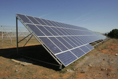La energía solar vuelve a ser una apuesta en el Bierzo con el fin del carbón. DL