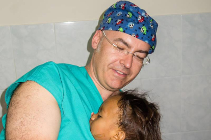 El anestesista leonés Juan Carlos Sánchez, participa en un proyecto solidario para intervenir a niños sin recursos en Perú.