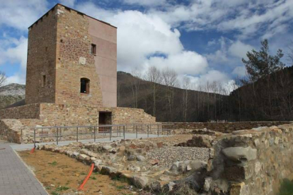 El torreón de los Tovar, ya rehabilitado, espera ser centro cinegético del Parque Regional de Picos de Europa.