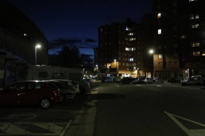Los vecinos, como el caso del Polígono 10, se quejan de la escasa iluminación de la ciudad mientras el recibo sube. MARCIANO PÉREZ
