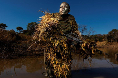 Petronella Chigumbura participa en un entrenamiento en el parque de Phundundu, Zimbaue. / BRENT STIRTON (GETTY IMAGES)