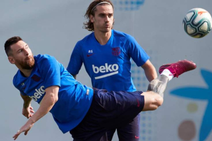 Leo Messi y Antoine Griezmann durante el entrenamiento. A. GARCÍA