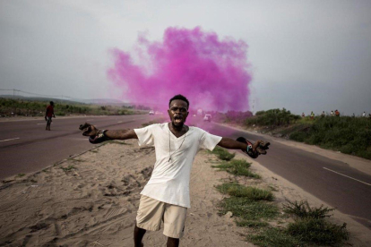 Un partidario del lider opositor de la República Democrática del Congo, Martin Fayulu, huye después de que la policía lanzase gases lacrimógenos en Kinshasa. / JOHN WESSELS (AFP)