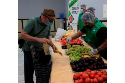 Una persona recibe alimentos en un comedor social en Madrid. FERNANDO ALVARADO