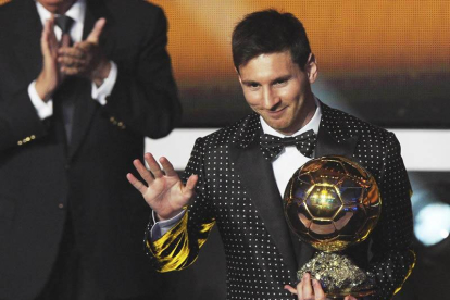 El jugador argentino del FC Barcelona, Lionel Messi, posa con el trofeo FIFA Balón de Oro