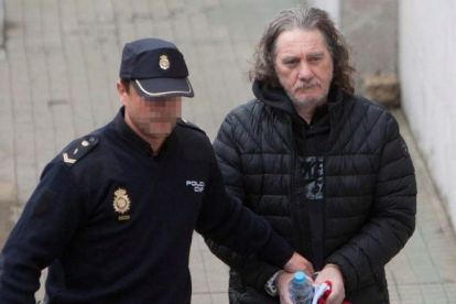 Un policía conduce a Sito Miñanco a la Audiencia de Pontevedra el pasado octubre.