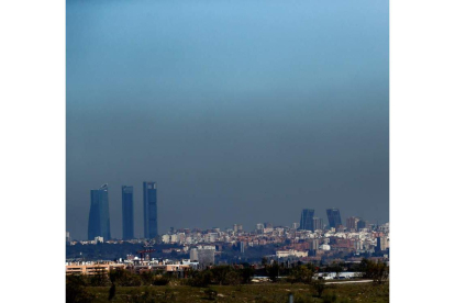 Vista de Madrid con el parque empresarial de las Cuatro Torres. JUAN CARLOS HIDALGO