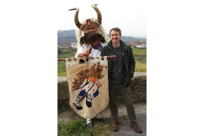 El autor, con un ‘momotxorro’ navarro del carnaval de Alsasua.