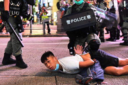 Uno de los detenidos ayer en Hong Kong. MIGUEL CANDELA