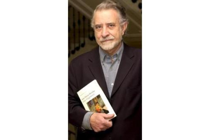 El leonés José María Merino sostiene su libro «Días imaginarios»